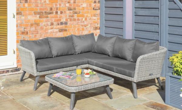 Why Your Garden Furniture Needs a Cover This Winter